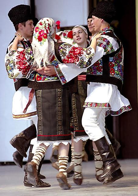  Plaiurile Dornei dancers